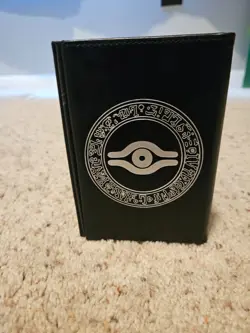 Sleeve Chief Dark Magician Yugioh deckbox in original box - Image 4