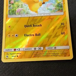 The Pokemon Company Pokemon TCG Pikachu 19/68 Hidden Fates Reverse Holo EN HP 70 - Image 4