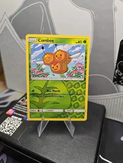 31/214 Combee Common Reverse Holo: Pokemon Trading Card Game SM-08 Lost Thunder - Image 1