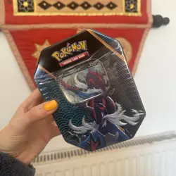 Pokemon TCG Divergent Powers Tin Hisuian Samurott V 1 Foil Card 4 Booster Packs - Image 1