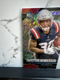 2025 Panini Prizm TreVeyon Henderson Red Shimmer Rookie Patch Auto /35 Patriots - Image 2