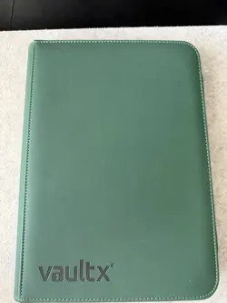 Vault x Premium 9-Pocket Exo-Tec® Zip Binder Forest Green, 360 Pokemon cards TCG - Image 1