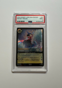 2024 DISNEY LORCANA EN D23 EXPO PROMO MICKEY MOUSE PLAYFUL SORCERER PSA 9 - Image 2