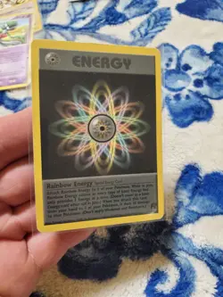 Mod Play Rainbow Energy - 80/82 Team Rocket - Pokemon TCG - 2000 - Image 1