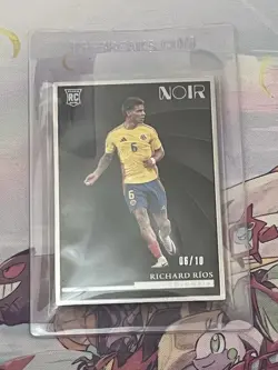 2024-25 Panini Noir Soccer Richard Rios COLOMBIA Silver Frame 6/10 Kit Gold RC - Image 3