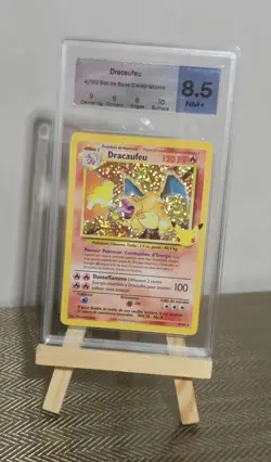 2021 Pokemon DRACAUFEU - FR Set Base Celebrations 4/102 - MTG GRADE 8.5 - Image 1