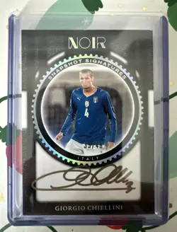 2024-25 Panini Noir - CHIELLINI 35/49 Italy GOLD PEN ON CARD Auto (Snapshot) 🔥 - Image 1