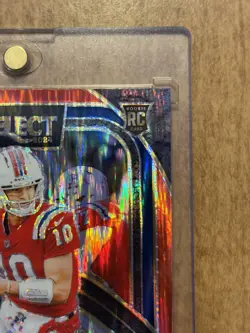 2024 Panini Select - Premier Level Drake Maye #113 Red & Yellow Shock Prizm (RC) - Image 3