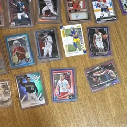 Sports card 28-Card Lot mixed with Autographs Rookies and numbered cards - Image 4