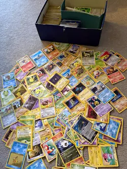 Pokemon TCG 1000+ Card Collection Vintage Bulk Lot Pikachu Eevee Charmeleon - Image 1