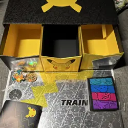 Pokemon TCG 25th Anniversary Train On Storage Box and pin Pikachu Black/Gold eng - Image 1