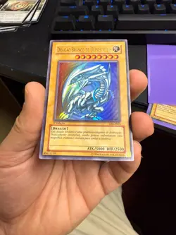 YuGioh Dragao Branco de Olhos Azuis NM (1st Edition) DIK-P001 Ultra Rare Card - Image 1