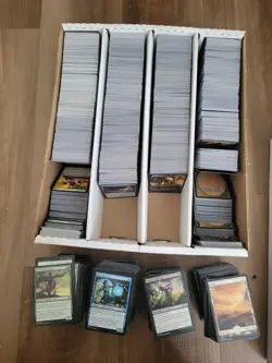 Wizards of the Coast MTG 2500+ Mixed Card Lot w/ 4-Row Storage Box - Image 3