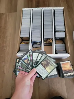 Wizards of the Coast MTG 2500+ Mixed Card Lot w/ 4-Row Storage Box - Image 4