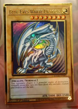 YuGiOh! Card "Blue-Eyes White Dragon" - Maximum Gold 1st Edition NM - MAGO-EN001 - Image 1