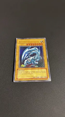 Konami Yu-Gi-Oh! Blue-Eyes White Dragon SDK-001 Ultra Rare Holo, Damaged - Image 2