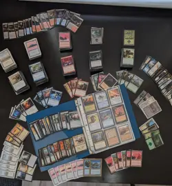 MTG: 1,321 Magic The Gathering Mixed Card Lot in Binder incl Foils (English) - Image 1