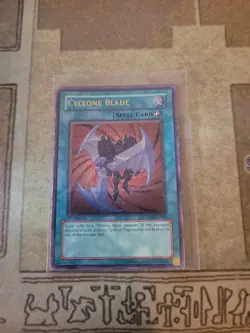 YUGIOH CYCLONE BLADE POTD-EN043 ULTIMATE 1ST ED LP - Image 1