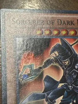 Sorcerer of Dark Magic DPYG-EN010 - Yugi - Unlimited Super Rare LP - Image 2