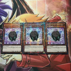 Yugioh! Playset 3x Geflugelter Kuriboh Quarter Century Secret Rare - MP24-DE017 - Image 1