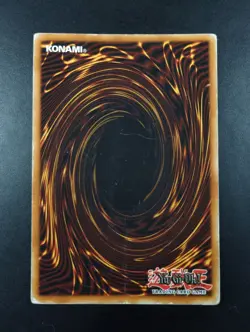 YUGIOH 2002 | BLUE-EYES W. DRAGON | SDK-E001 | OLD PRINT | POOR (DAMAGED) - Image 2