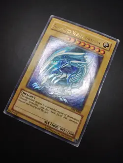 YUGIOH 2002 | BLUE-EYES W. DRAGON | SDK-E001 | OLD PRINT | POOR (DAMAGED) - Image 3