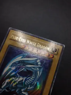 YUGIOH 2002 | BLUE-EYES W. DRAGON | SDK-E001 | OLD PRINT | POOR (DAMAGED) - Image 4
