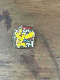 2014 POKEMON WORLD CHAMPIONSHIPS DC LAPEL PIN PIKACHU METAL FAN WEAR ORIGINAL - Image 1
