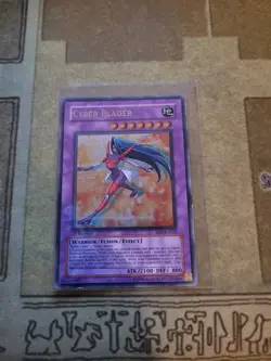 YUGIOH CYBER BLADER EEN-EN032 ULTIMATE 1ST ED LP - Image 1