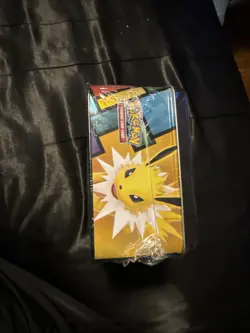 Pokemon 2021 Eevee Collector Chest 3 Promo Cards - 5 Booster Packs (SEALED) - Image 2