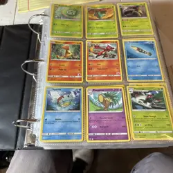Poke’mon Lot Mixed Binder Collection 830+ Common Cards - Image 1