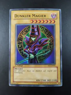 YUGIOH 2004 | DARK MAGICIAN | SYE-DE001 | 1ST EDT | GERMAN | VG - EXCELLENT (MP) - Image 1
