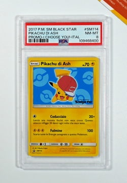 Pokemon PSA 8 Pikachu di Ash #SM114 Non Holo Promo Scelgo Te! 2017 Italiano - Image 1