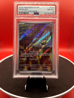 PSA 8 DROWZEE SCARLET & VIOLET 2023 POKEMON SVI ILLUSTRATION RARE #210 - Image 1