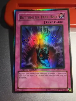 (UU) YuGiOh Bottomless Trap Hole GLD2-EN045 Gold Rare Limited Edition - Image 1