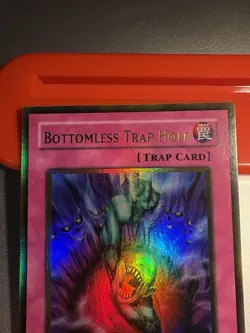(UU) YuGiOh Bottomless Trap Hole GLD2-EN045 Gold Rare Limited Edition - Image 2