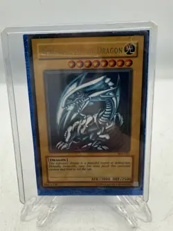 VINTAGE YU-GI-OH 1996 BLUE EYES WHITE DRAGON SDK-001 CARD YUGIOH - Image 1