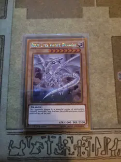 YUGIOH BLUE-EYES WHITE DRAGON MVP1-ENG55 GOLD 1ST ED NM ALT ART - Image 1