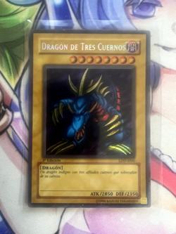 TRI-HORNED DRAGON SPANISH 1ST EDITION LOB-000 LDD-S000 NEAR MINT YUGIOH - Image 1