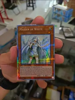 Yugioh Maiden of White Asian English CR07-AES16 Quarter Century Secret Rare QCSR - Image 1