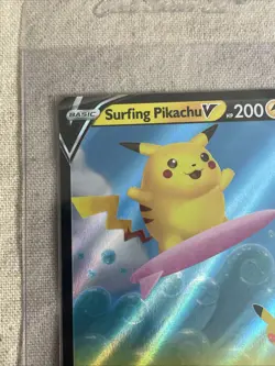 Surfing Pikachu V 008/025 - Pokemon TCG Celebrations (2021) - NM - HOLO - Image 3