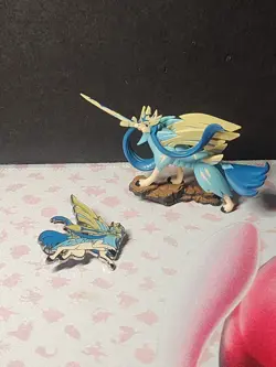 Pokemon TCG Crown Zenith Premium Figure Collection (Shiny Zacian) Pin & Figure - Image 1