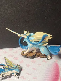Pokemon TCG Crown Zenith Premium Figure Collection (Shiny Zacian) Pin & Figure - Image 2