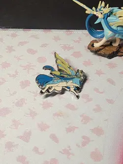Pokemon TCG Crown Zenith Premium Figure Collection (Shiny Zacian) Pin & Figure - Image 3
