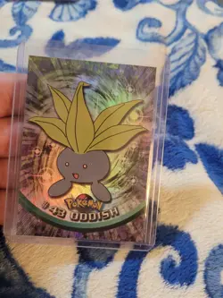 LP/NM Oddish #43 Topps Pokemon Series 1 Rainbow Foil Black logo - Image 1