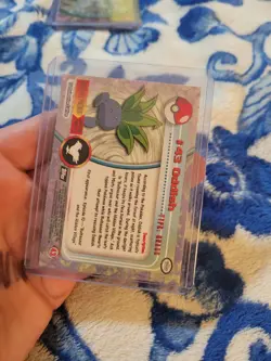 LP/NM Oddish #43 Topps Pokemon Series 1 Rainbow Foil Black logo - Image 2