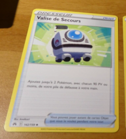 POKEMON ZENITH SUPREME FRANCAISE CARD CARTE VALISE DE SECOURS 142/159 FR JCC NM - Image 1