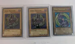 Yu-Gi-Oh! Dark Magician Lot - 2x SYE-001 1st Edition (LP) + 1x SDY-006 Unlimited - Image 1