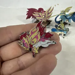 Pokemon Crown Zenith Premium Figure Collection Shiny Zacian & Zamazenta + Pins - Image 2