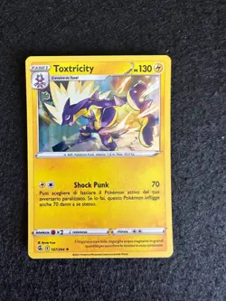 TOXTRICITY 107/264 HOLO COLPO FUSIONE SPADA E SCUDO CARTA POKEMON ITA - Image 1